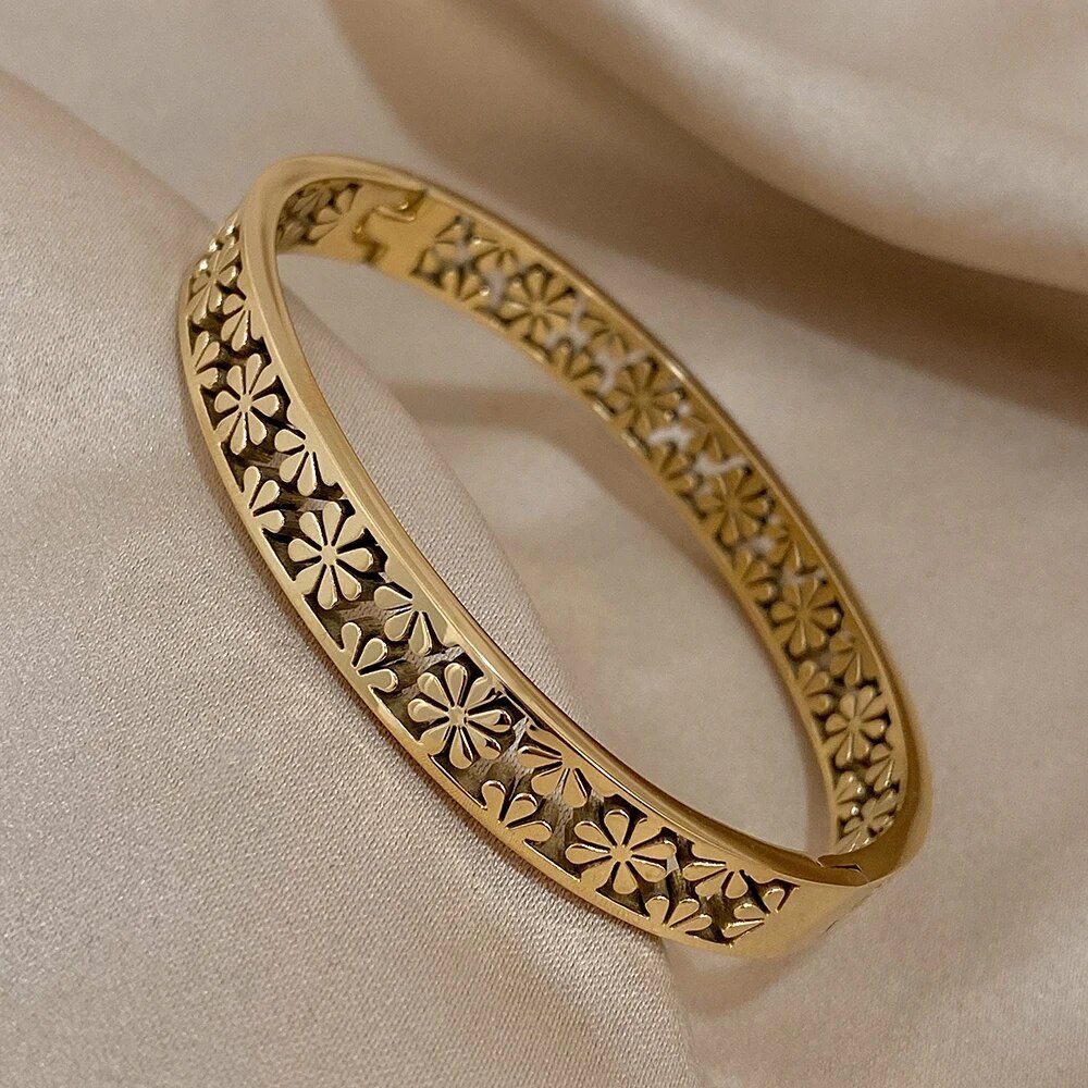 Chic Hollow Daisy Stainless Steel Bangle - Gold-Plated Geometric Bracelet for Women