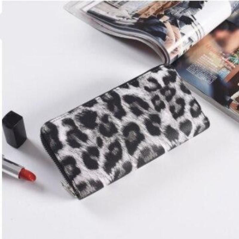 Chic Leopard Print Women's Compact Wallet with Multiple Compartments and Zipper Closure