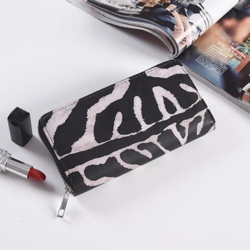 Chic Leopard Print Women's Compact Wallet with Multiple Compartments and Zipper Closure