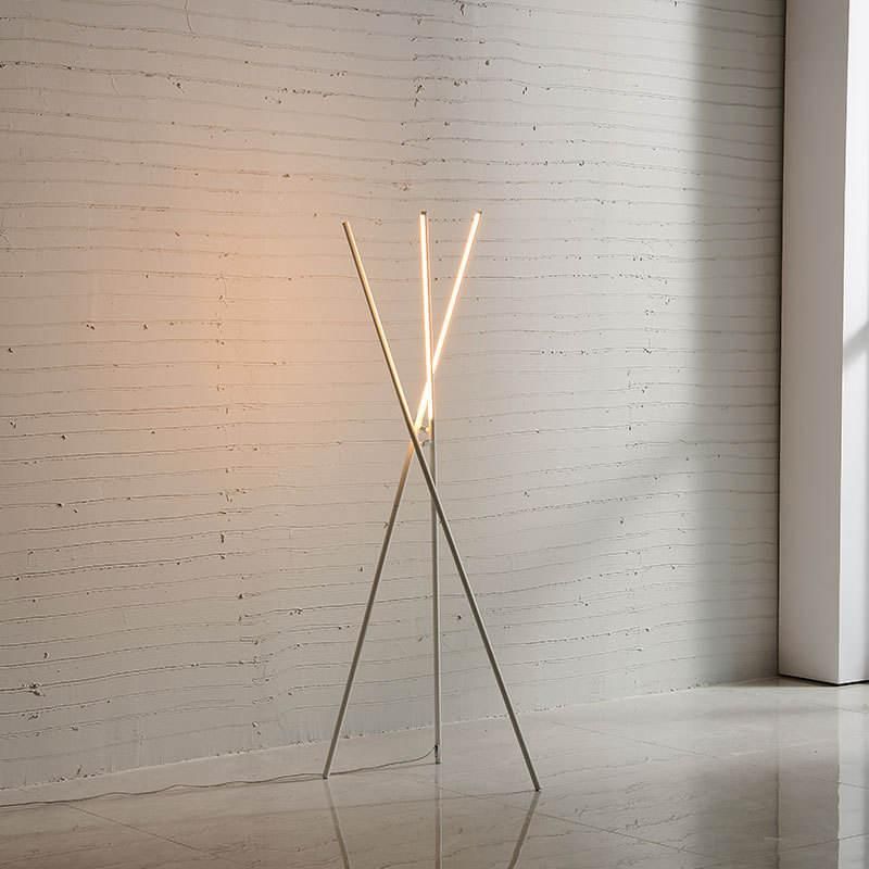 Modern Nordic LED Floor Lamp – Minimalist Aluminum 3-Prong Design for Elegant Home Lighting