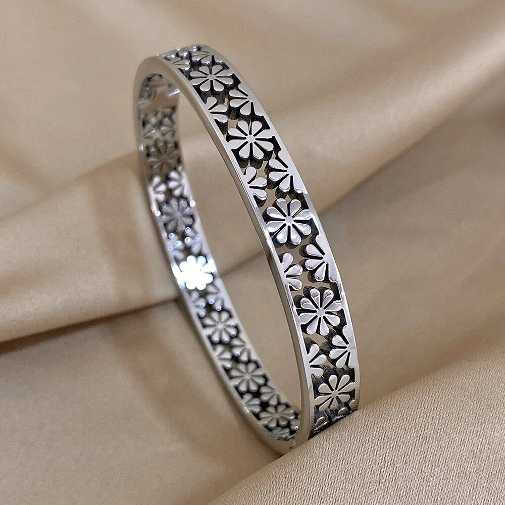 Chic Hollow Daisy Stainless Steel Bangle - Gold-Plated Geometric Bracelet for Women