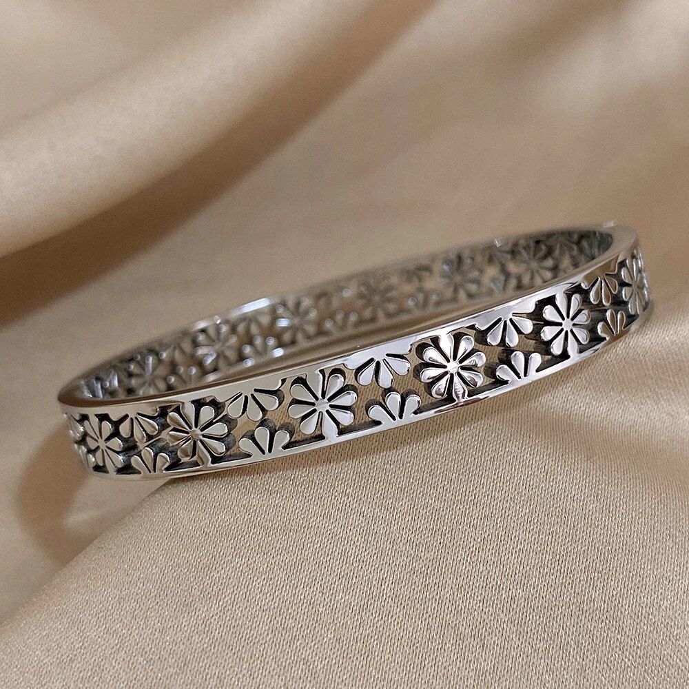 Chic Hollow Daisy Stainless Steel Bangle - Gold-Plated Geometric Bracelet for Women