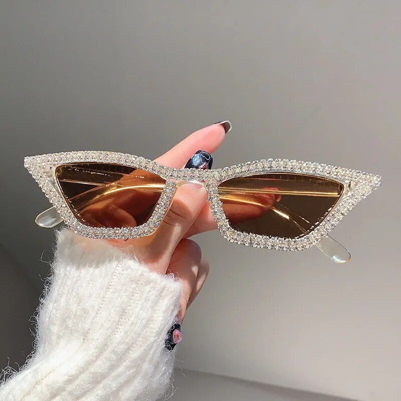 Chic Retro Triangle Cat Eye Sunglasses with Rhinestone Detail