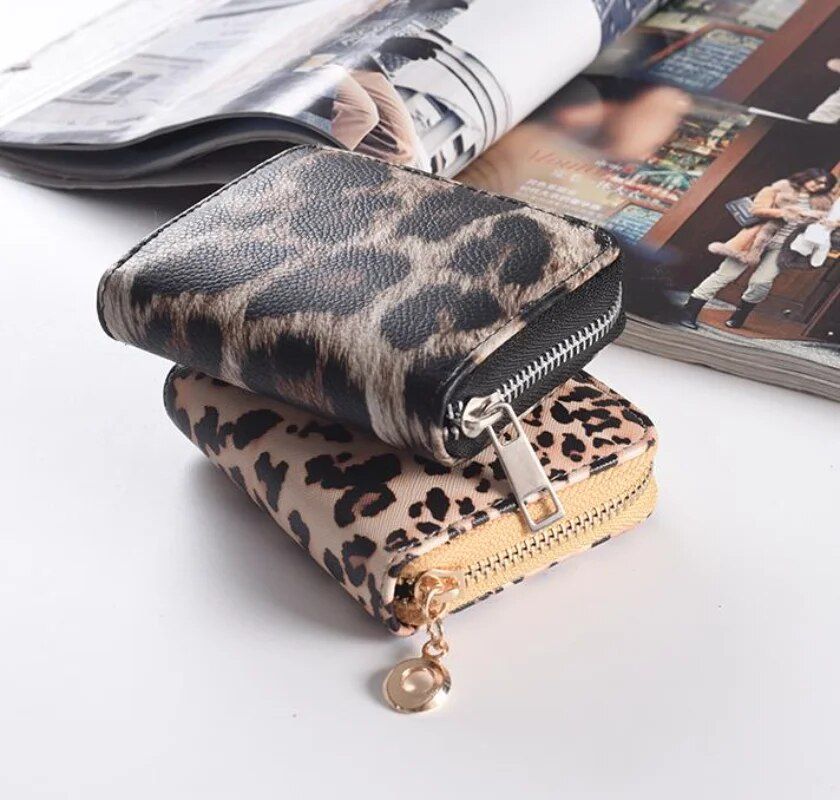 Chic Leopard Print Women's Compact Wallet with Multiple Compartments and Zipper Closure