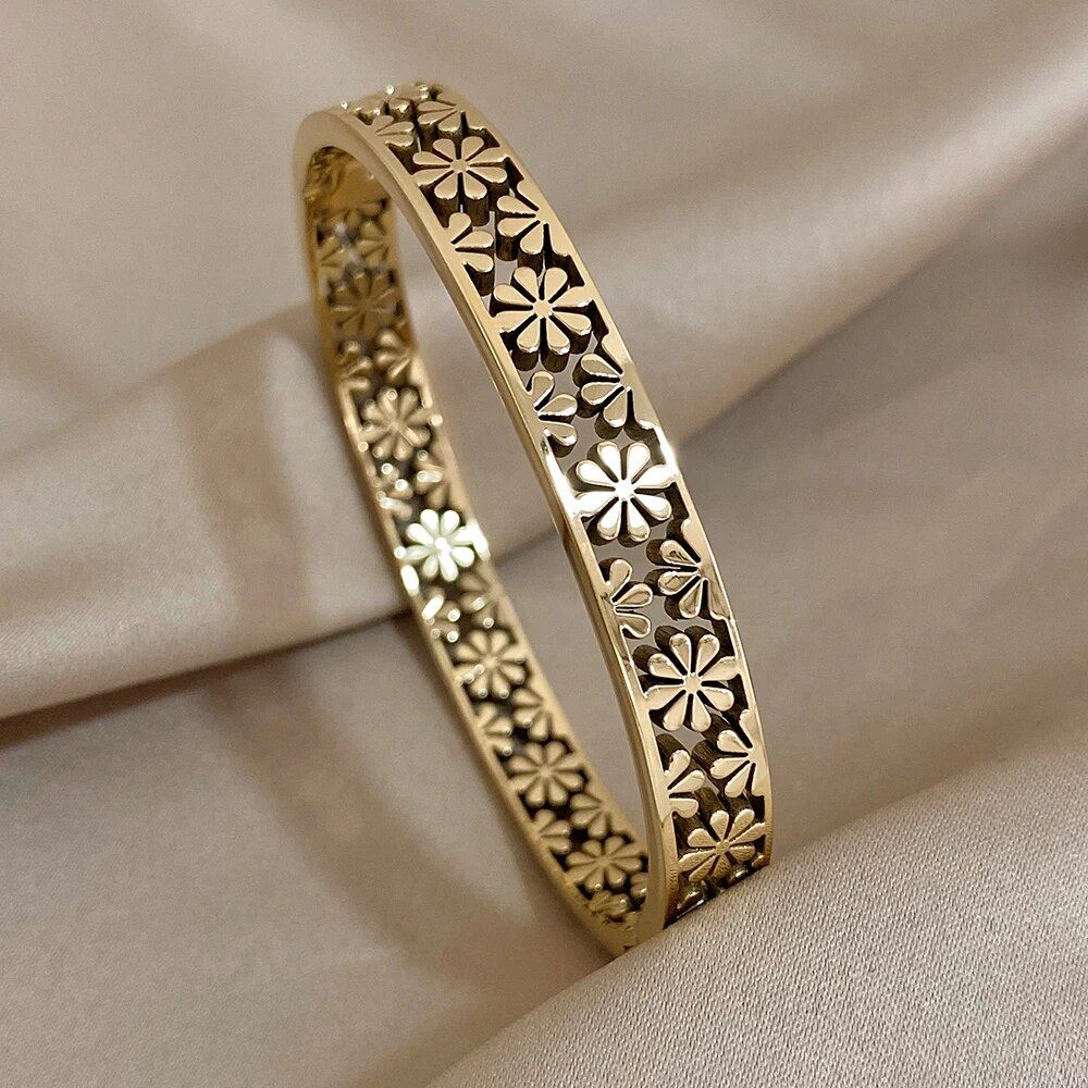 Chic Hollow Daisy Stainless Steel Bangle - Gold-Plated Geometric Bracelet for Women