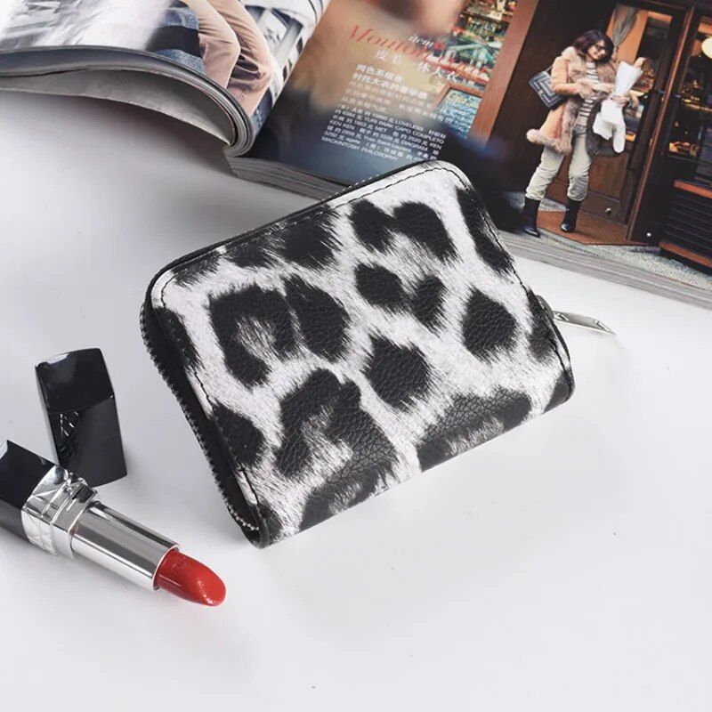 Chic Leopard Print Women's Compact Wallet with Multiple Compartments and Zipper Closure