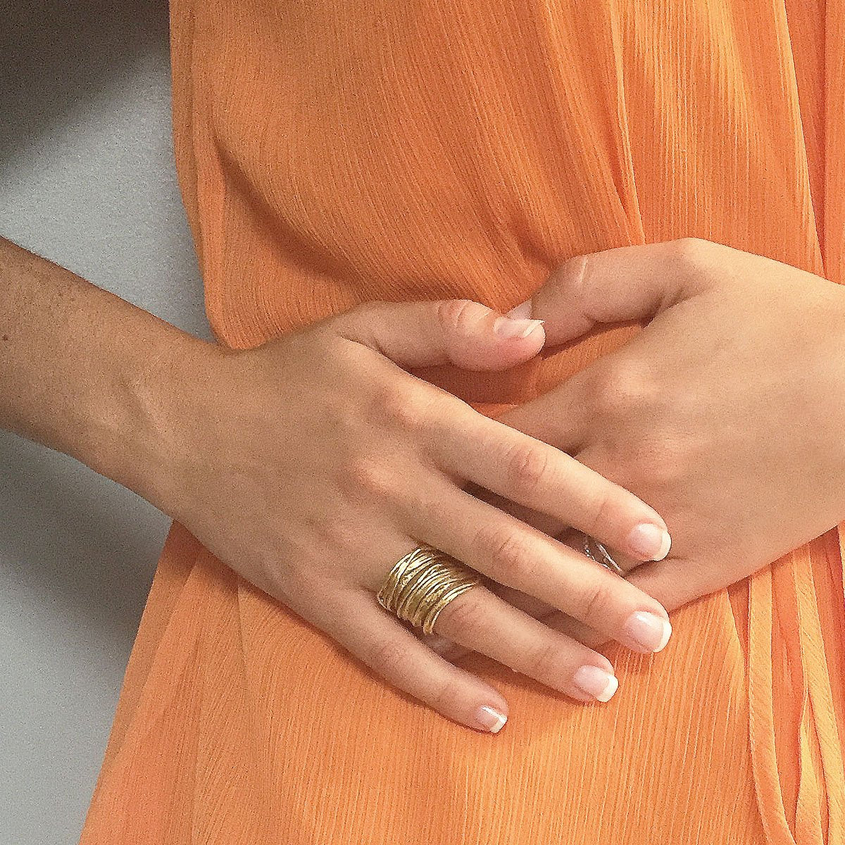 Brushed Ribbon Ring | Black Daisy