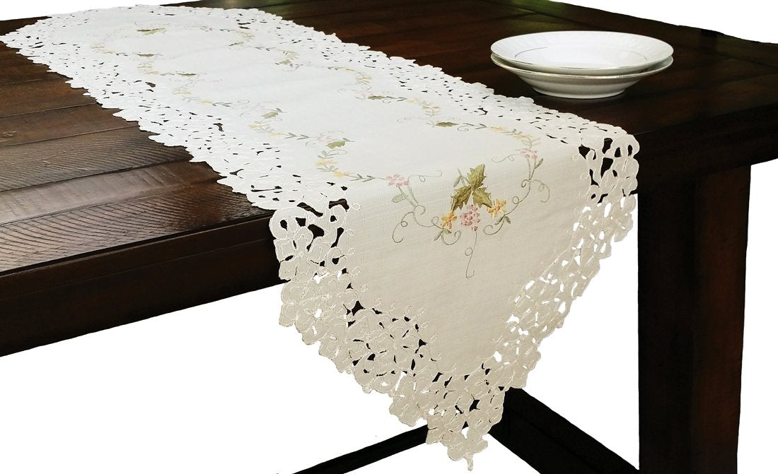 XD67570 Bordeaux Table Runner