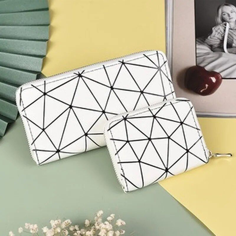 Elegant Diamond Pattern Leather Wallet with Wrist Strap for Women