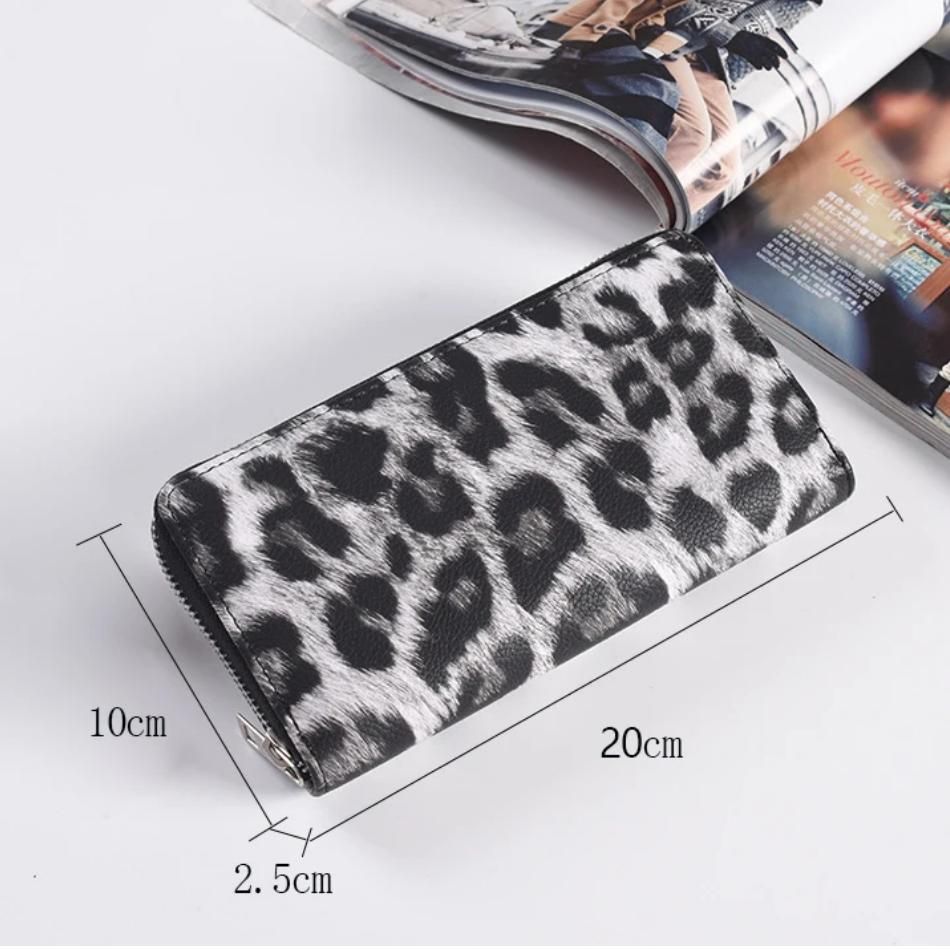 Chic Leopard Print Women's Compact Wallet with Multiple Compartments and Zipper Closure