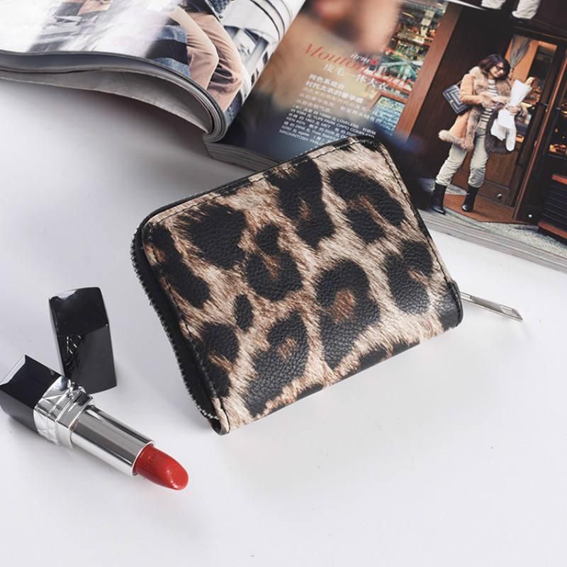 Chic Leopard Print Women's Compact Wallet with Multiple Compartments and Zipper Closure