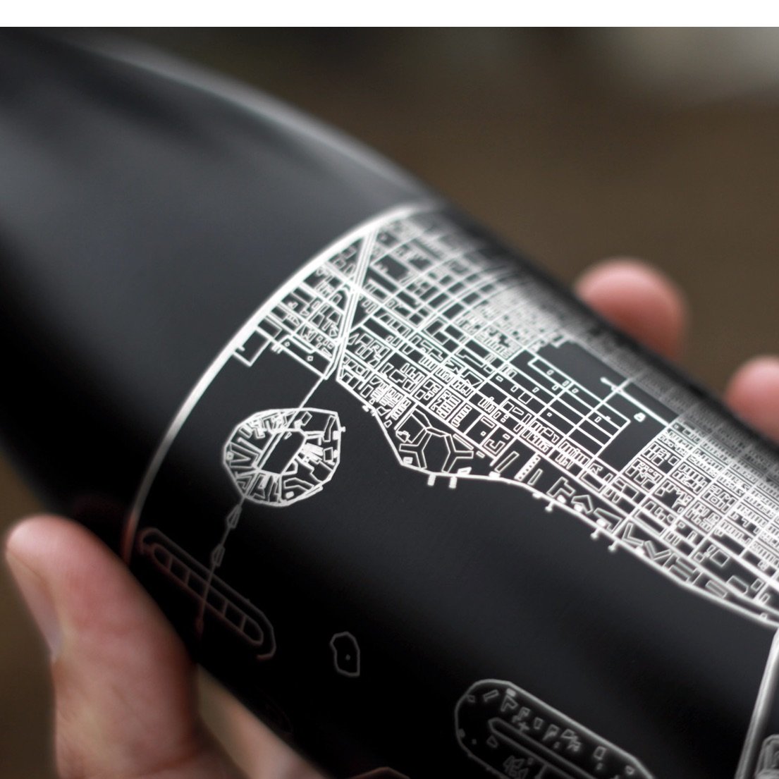 Hunter - New York Engraved Map Insulated Bottle in Matte Black